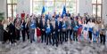 Uczestnicy uroczystości odbierają listy gratulacyjne. 