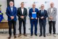Uczestnicy uroczystości odbierają listy gratulacyjne. 