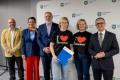 Przedstawiciele kół gospodyń wiejskich odbierają umowy. 