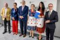 Przedstawiciele kół gospodyń wiejskich odbierają umowy. 