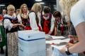 Przedstawiciele kół gospodyń wiejskich odbierają umowy. 