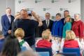 Przedstawiciele kół gospodyń wiejskich odbierają umowy. 