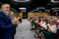 Przedstawiciele kół gospodyń wiejskich odbierają umowy. 