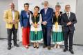 Przedstawiciele kół gospodyń wiejskich odbierają umowy. 