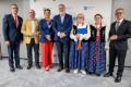 Przedstawiciele kół gospodyń wiejskich odbierają umowy. 