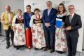 Przedstawiciele kół gospodyń wiejskich odbierają umowy. 