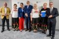 Przedstawiciele kół gospodyń wiejskich odbierają umowy. 