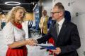 Przedstawiciele kół gospodyń wiejskich odbierają umowy. 