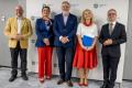 Przedstawiciele kół gospodyń wiejskich odbierają umowy. 