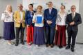 Przedstawiciele kół gospodyń wiejskich odbierają umowy. 