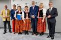 Przedstawiciele kół gospodyń wiejskich odbierają umowy. 