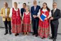 Przedstawiciele kół gospodyń wiejskich odbierają umowy. 