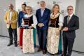 Przedstawiciele kół gospodyń wiejskich odbierają umowy. 