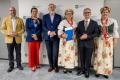 Przedstawiciele kół gospodyń wiejskich odbierają umowy. 