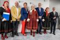 Przedstawiciele kół gospodyń wiejskich odbierają umowy. 