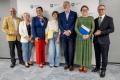 Przedstawiciele kół gospodyń wiejskich odbierają umowy. 