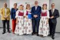 Przedstawiciele kół gospodyń wiejskich odbierają umowy. 
