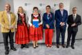 Przedstawiciele kół gospodyń wiejskich odbierają umowy. 