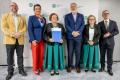Przedstawiciele kół gospodyń wiejskich odbierają umowy. 
