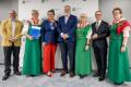 Przedstawiciele kół gospodyń wiejskich odbierają umowy. 