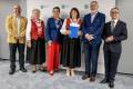 Przedstawiciele kół gospodyń wiejskich odbierają umowy. 