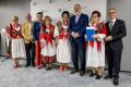 Przedstawiciele kół gospodyń wiejskich odbierają umowy. 