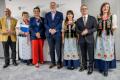 Przedstawiciele kół gospodyń wiejskich odbierają umowy. 