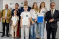 Przedstawiciele kół gospodyń wiejskich odbierają umowy. 