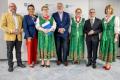 Przedstawiciele kół gospodyń wiejskich odbierają umowy. 