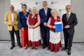 Przedstawiciele kół gospodyń wiejskich odbierają umowy. 