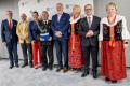 Przedstawiciele kół gospodyń wiejskich odbierają umowy. 