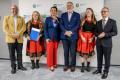 Przedstawiciele kół gospodyń wiejskich odbierają umowy. 