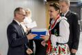 Przedstawiciele kół gospodyń wiejskich odbierają umowy. 
