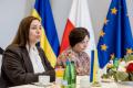 Spotkanie delegacji przy stole. 