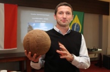 Taką piłką zagrają oldboje - mecz poprowadzi Sebastian Jarzębak 