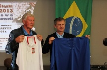  Trenerzy Zdzisław Podedworny (z lewej) i Edward Lorens poprowadzą odpowiednio Reprezentację Sląska Oldboyów i Zespół Gwiazd prezentują koszulki reprezentacji Polski i Brazylii 