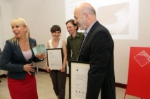  Elżbieta Bieńkowska wręcza nagrodę Agacie Korzeńskiej i Pawłowi Krzywdzie oraz Andrzejowi Wienckowi, zwycięzcom w kategorii grafika użytkowa 