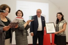  Piotr Wawrzaszek i projektantka Agnieszka Fujak odbierają nagrodę w kategorii produkt 