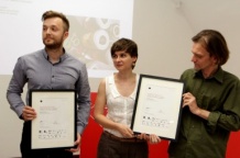  Maciej Szafraniec (pierwszy z lewej), Agata Korzeńska i Paweł Krzywda otrzymali Nagrodę Zamku Cieszyn 