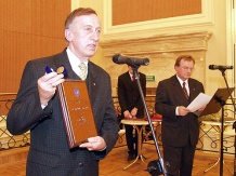  Dyrektor Muzeum Śląskiego Lech Szaraniec odebrał odznakę Honorową za Zasługi dla Województwa Śląskiego w imieniu swoim oraz placówki, którą prowadzi. 