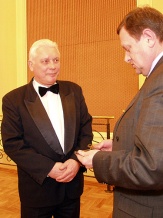  Symboliczny klucz do nowej sali odbierze dyrektor Opery Śląskiej Tadeusz Serafin 