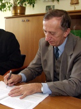  Ze strony Muzeum Śląskiego akt notarialny podpisał dyrektor dr Lech Szaraniec 