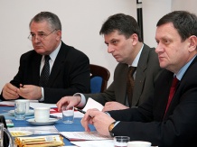  W posiedzeniu uczestniczyli m.in. (od prawej) marszałek Michał Czarski, wicemarszałek Jan Grela oraz członek Zarządu Województwa Śląskiego Marian Jarosz. 
