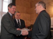 Wyróżnienia wręczyli m.in. Wojewoda Śląski Lechosław Jarzębski i członek zarządu Województwa Śląskiego Marian Jarosz. 