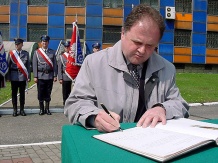  Członek zarządu Województwa Śląskiego Wiesław Maras złożył wpis do księgi pamiątkowej 