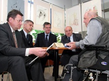  Premier z zainteresowaniem wysłuchał informacji Społecznego Komitetu Budowy Osiedla dla Osób Niepełnosprawnych Ruchowo 