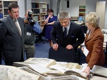  Po spotkaniu premier Marek Belka zwiedził Bibliotekę Śląską 