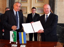  Minister prof. Gerald Schöpfer (po lewej) i prezydent Zabrza Jerzy Gołubowicz po podpisaniu umowy. 