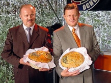  Dożynkowy chleb otrzymali wiceminister rolnictwa Józef Śliwa i marszałek Michał Czarski 