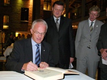  dr Jürgen Rüttgers wpisał się do księgi pamiątkowej 
